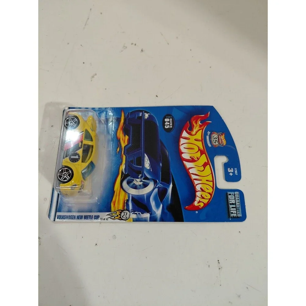 NIP Hot Wheels 2002 1:64 Die Cast Volkswagen VW New Beetle Cup Race Car